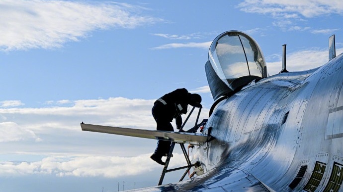 空军部队进行多科目夜间飞行训练
