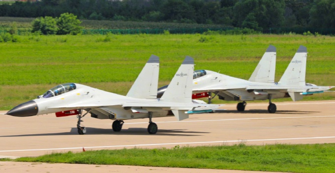 海军航空兵某部开展多课目飞行训练