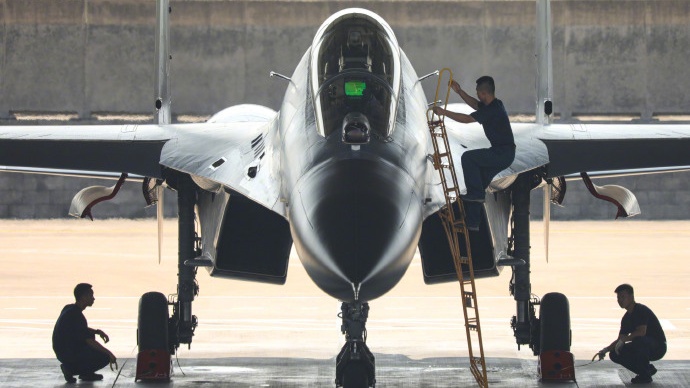 空军部队进行跨昼夜飞行训练