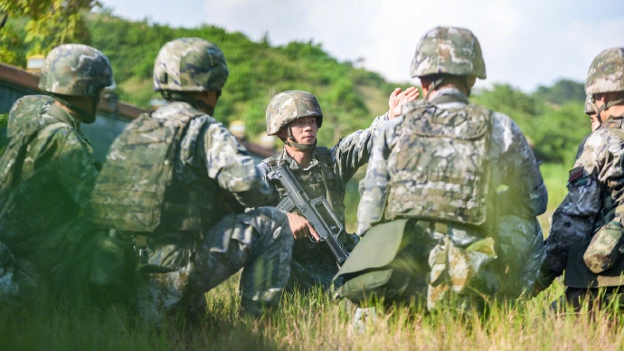 武警官兵热火朝天地练兵中
