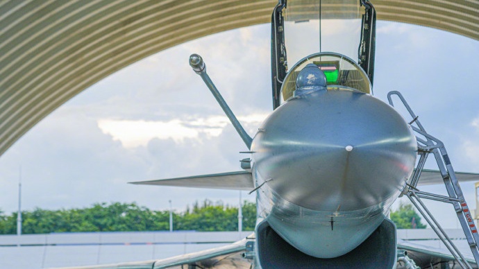 空军航空兵某旅进行跨昼夜飞行训练