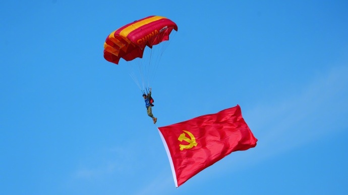 八一与蓝鹰跳伞队同台表演