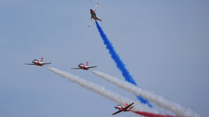 空军航空大学“红鹰”飞行表演队震撼蓝天