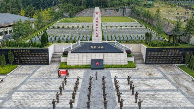 武警重庆总队官兵祭扫烈士陵园
