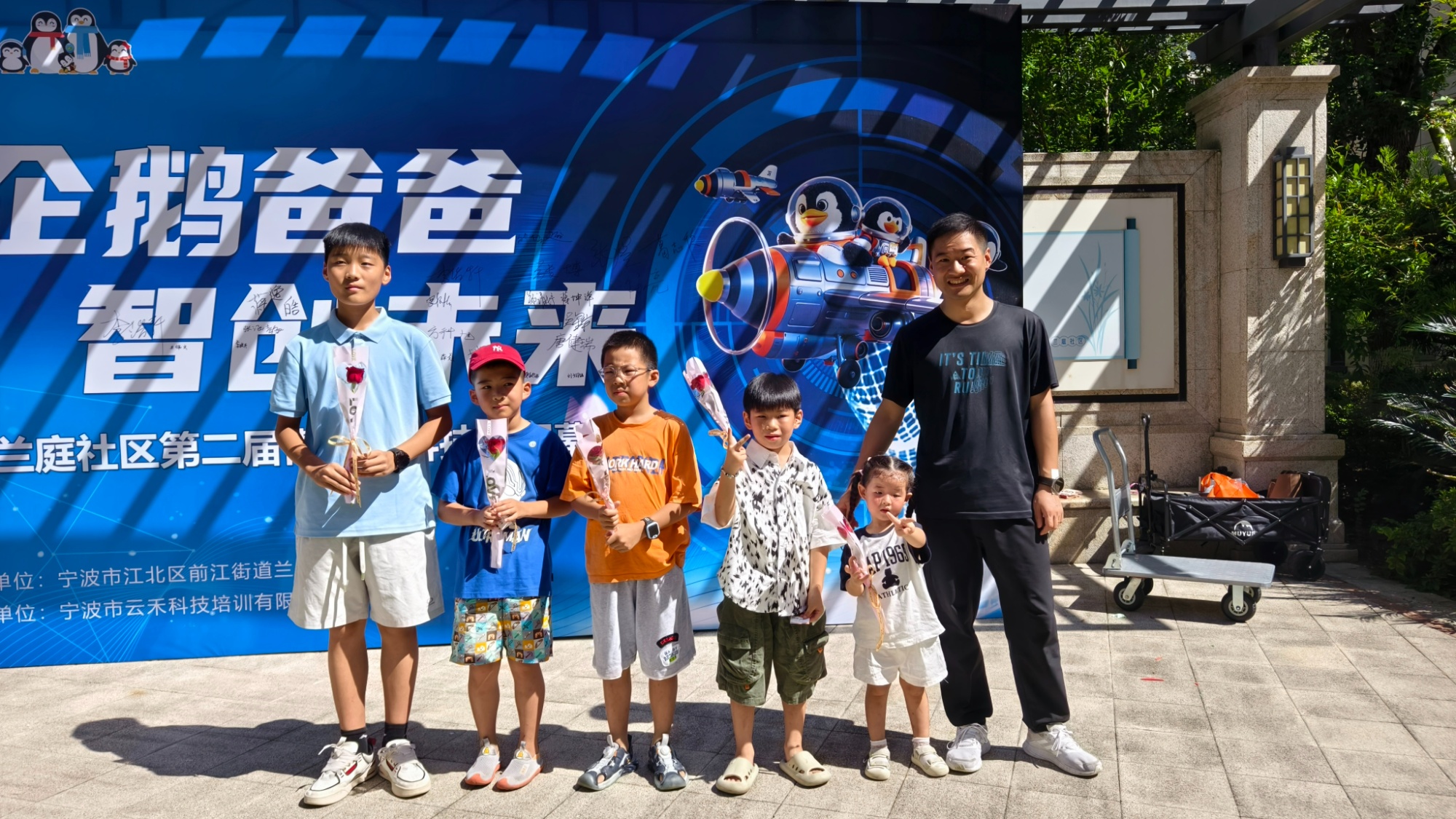 无人机编队献礼国庆“空中鲜花”叩门暖了邻里心