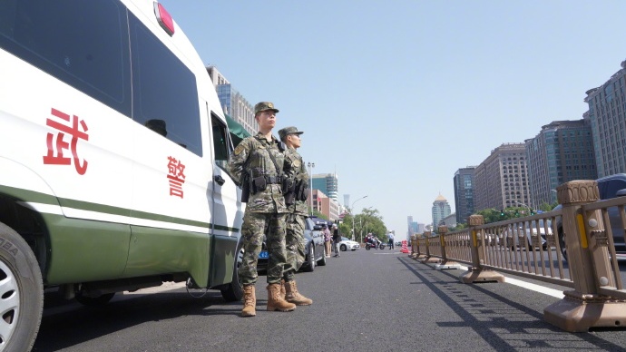 武警护航，群众安心出行