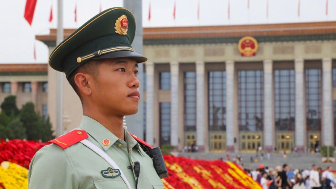 致敬守护者：天安门的“橄榄绿”