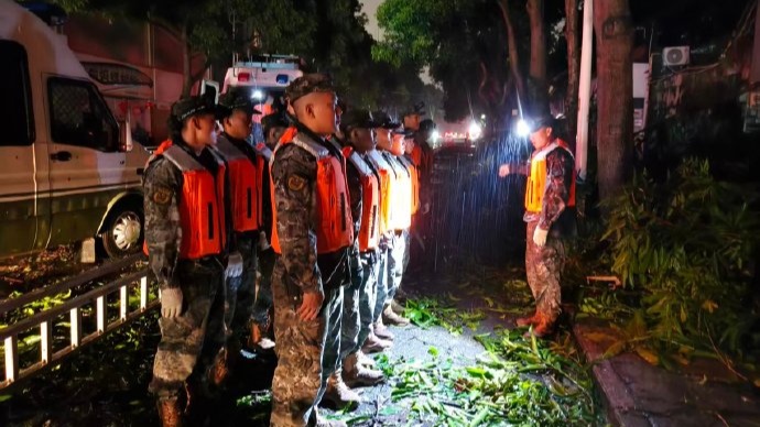 台风“麦德姆”，武警紧急救援