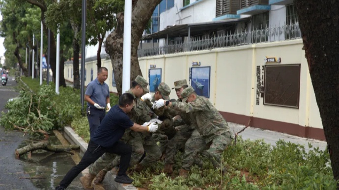 子弟兵抗洪救灾