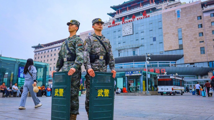 返程高峰，武警护航群众安全回家