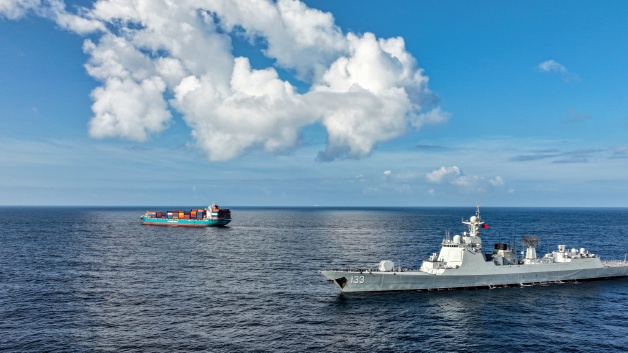 中国海军紧急救助烫伤船员