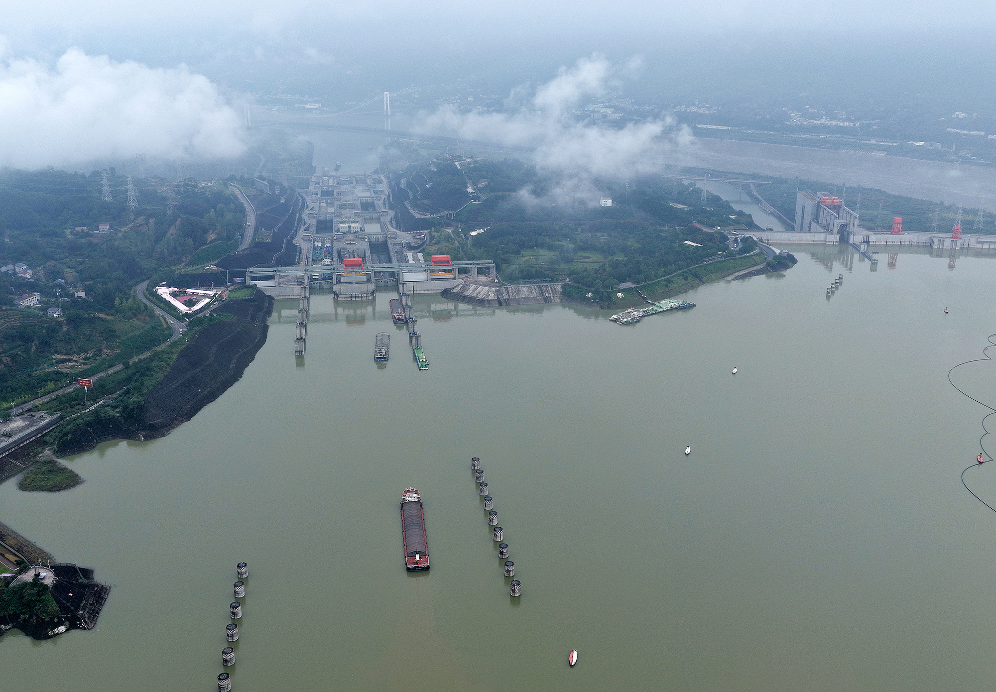 央视新闻·青春篇｜青春力量澎湃，江河安澜绘“