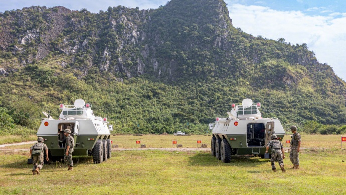 武警防暴装甲车实弹射击现场