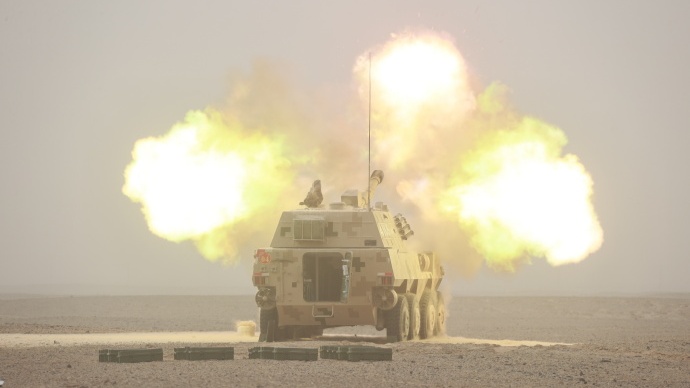 新疆军区炮兵分队进行跨昼夜实弹射击演练