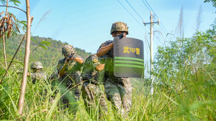 武警官兵热火朝天练兵中