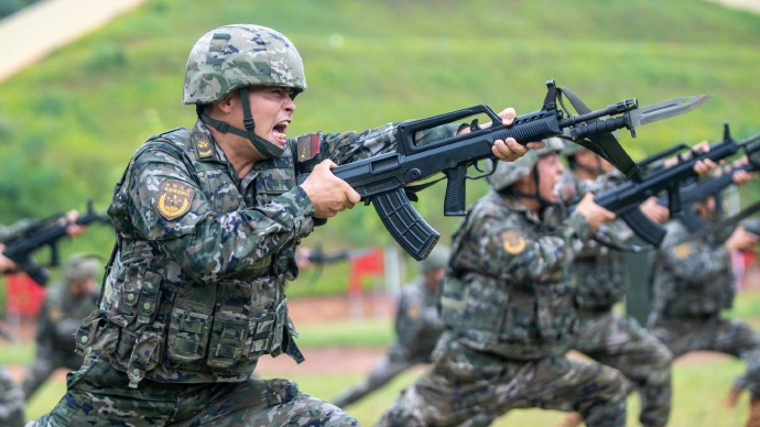 武警官兵秋季训练忙