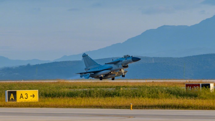 南部战区空军航空兵某旅飞行训练纪实