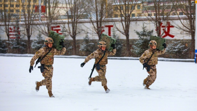 武警官兵雪地训练超严格