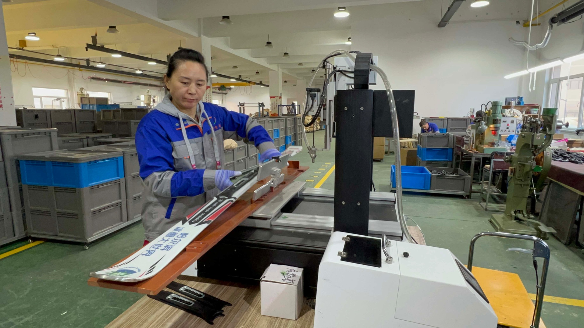 订单激增三倍哈尔滨冰雪装备制造企业“热”力全开(图1)