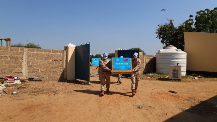 中国维和部队在阿卜耶伊开展义诊