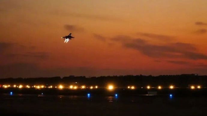 空军部队进行夜间飞行训练