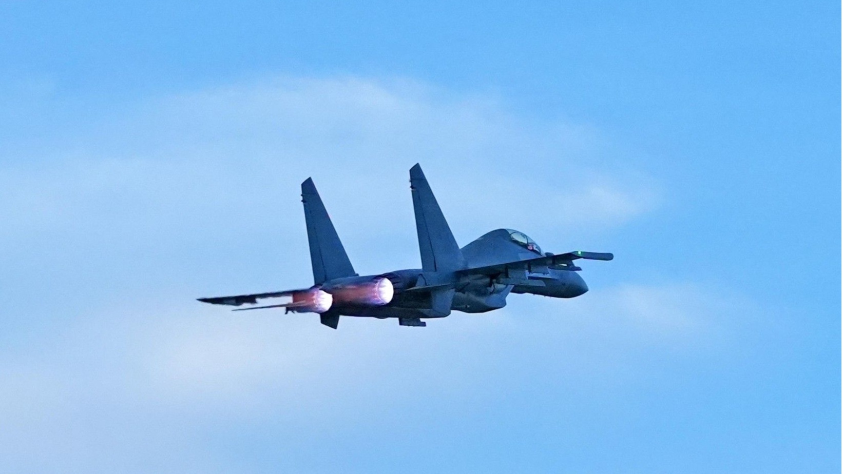 战鹰并肩飞向云端