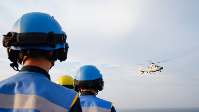 海军舰载机起降保障训练实拍