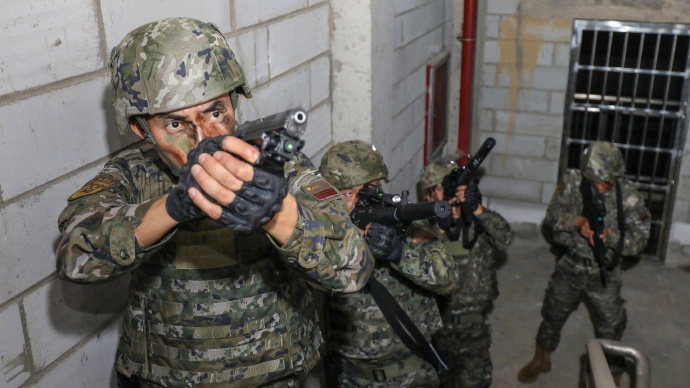 武警官兵热火朝天地练兵中