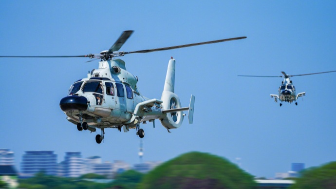 海军直升机飞行训练现场