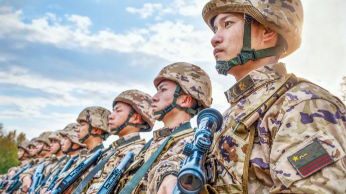 武警官兵冬季实战演练中