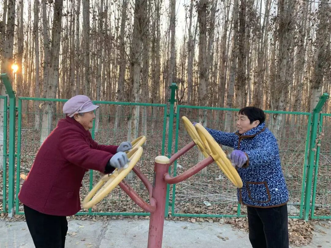 中国·必威阿合其农场健身器材成为打卡“新地标”