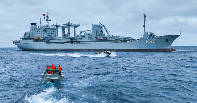 海军青海湖舰进行实战化训练