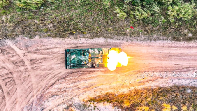 第74集团军某旅两栖装备实弹训练纪实