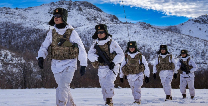 致敬边防战士：踏雪巡守边关