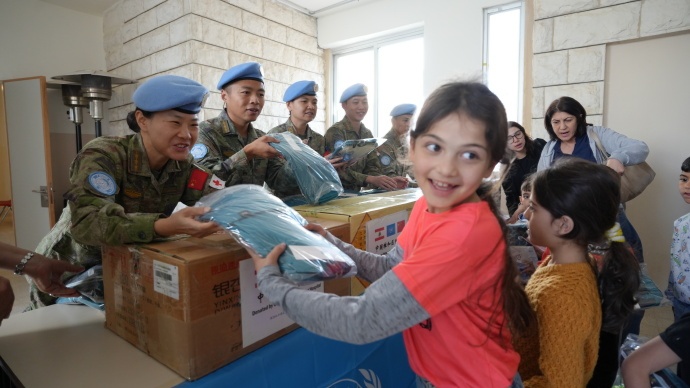 中国维和部队在学校开展援助活动