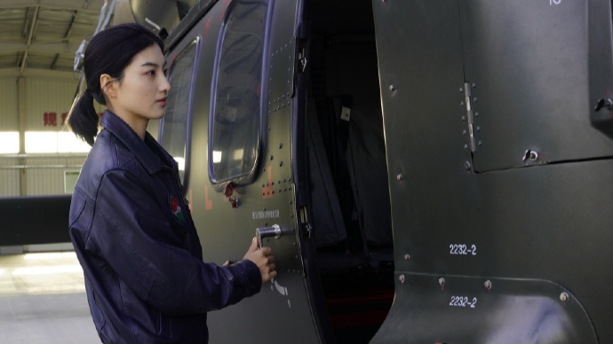 00后女飞行员驾驶直升机帅气登场