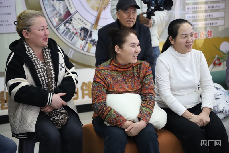 天山雪润民生路 丝路风传幸福歌