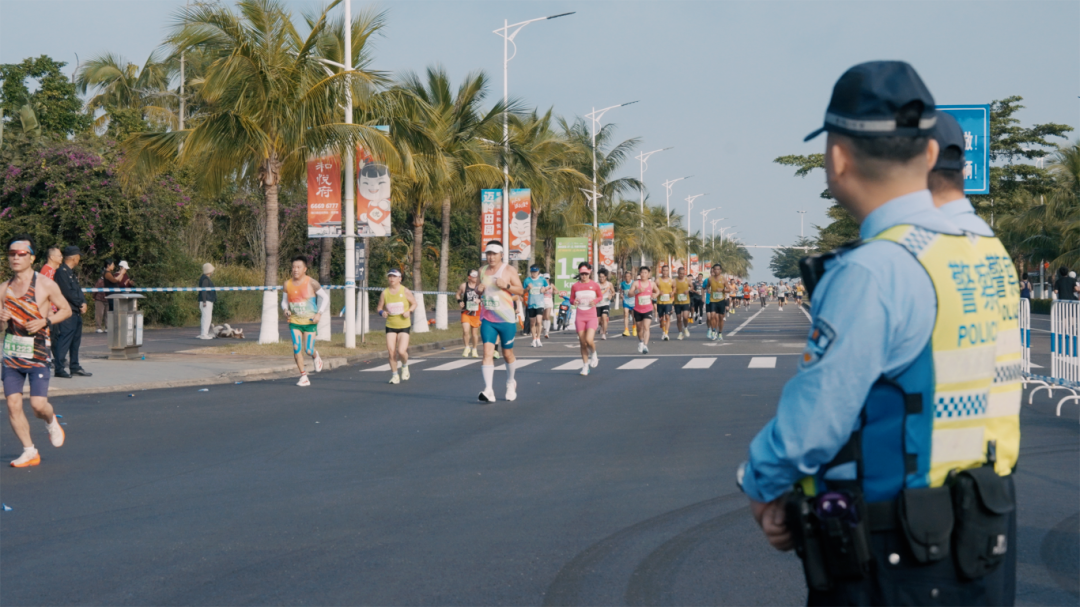 海南澄迈公安圆满完成2025澄迈半程马拉松安保任务(图1)