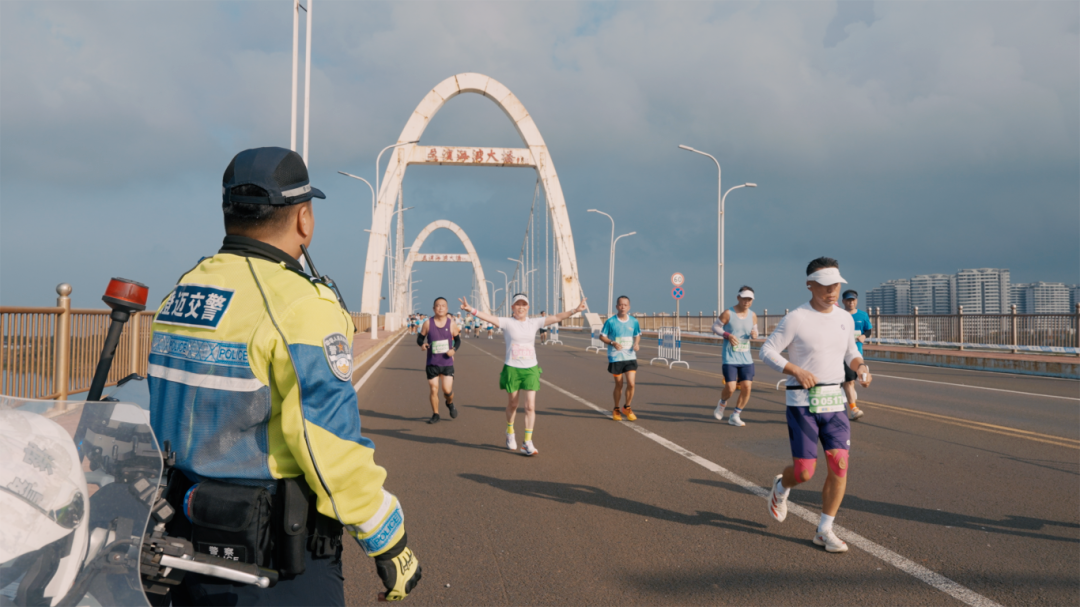 海南澄迈公安圆满完成2025澄迈半程马拉松安保任务(图5)