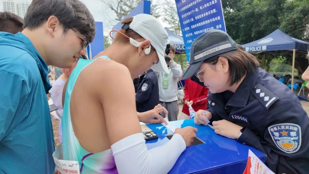 海南澄迈公安圆满完成2025澄迈半程马拉松安保任务(图4)