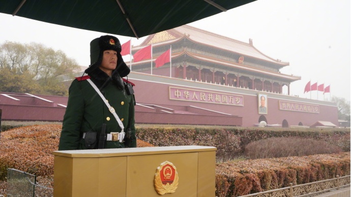 武警官兵在北京下雪时坚守执勤岗位