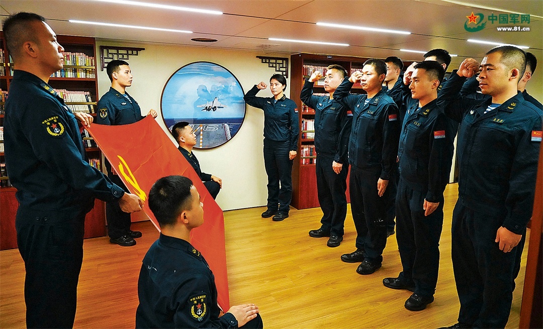 探访军营，领悟党员永恒誓言