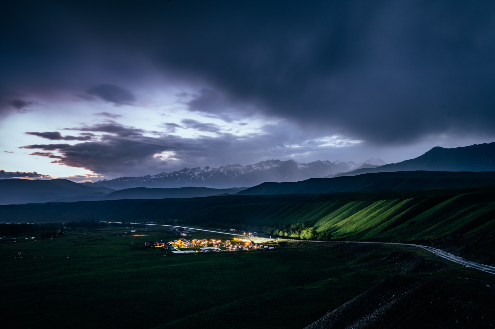 《尼勒克的夜》唱响文化交融深情