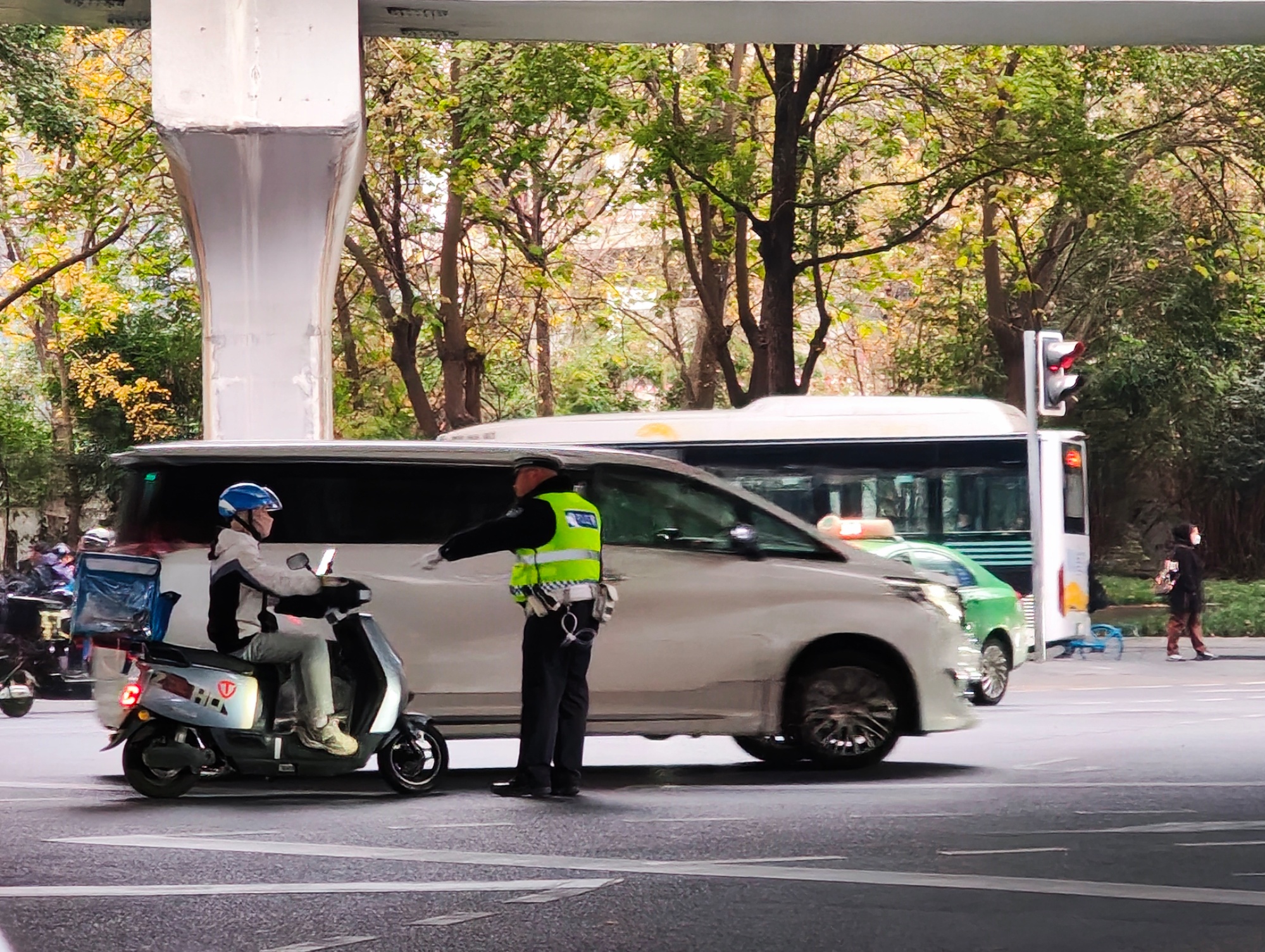 成都“较真哥”9天举报92次违停引关注