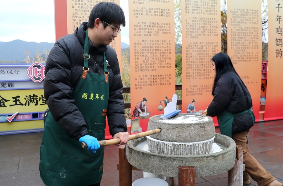 鸣鹤古镇年糕节启幕 古法打年糕成打卡顶流