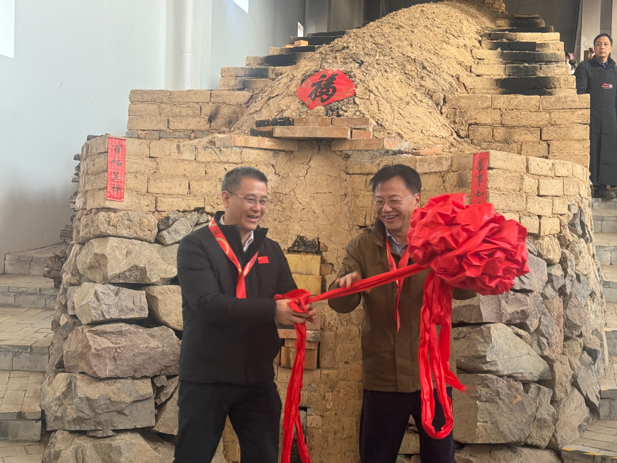 2000余件越窑青瓷开启新年“盲盒”千年窑火“铸就”千万产业