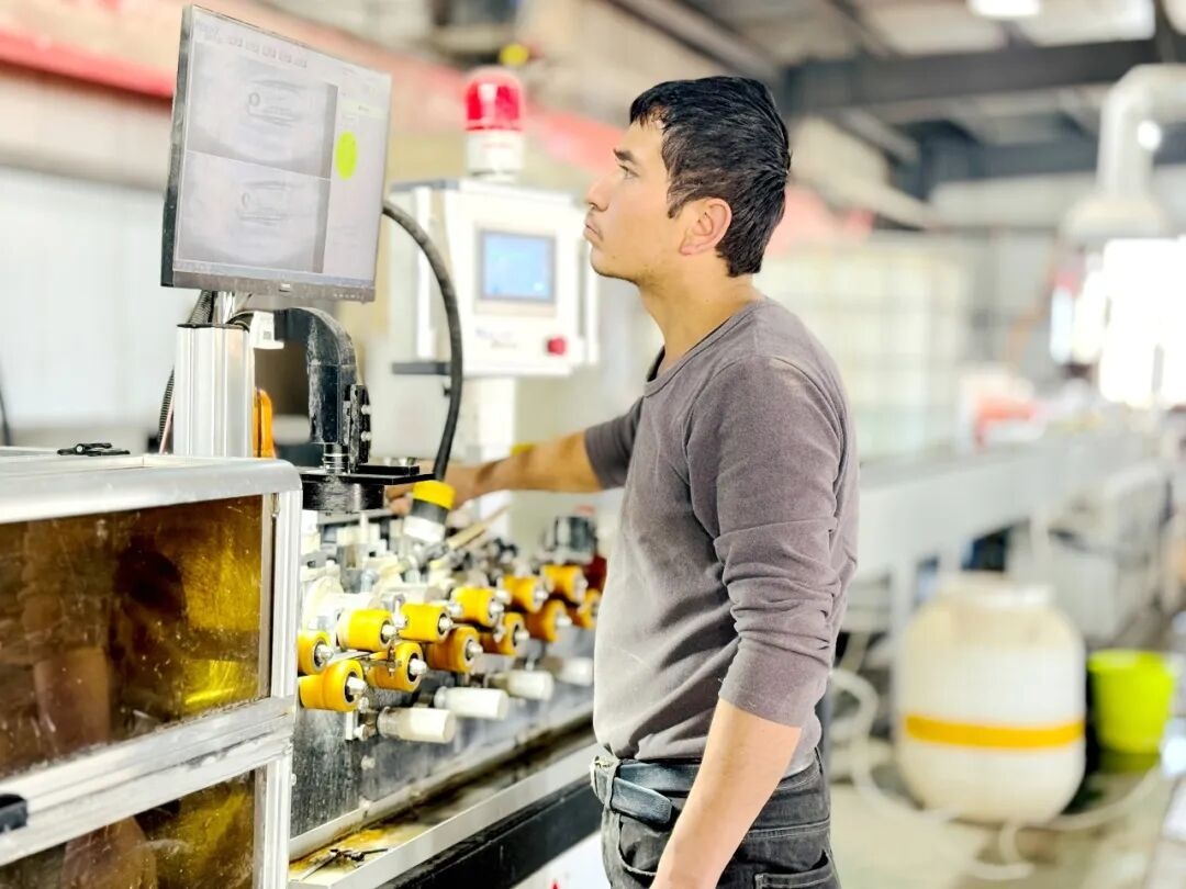 新疆英吉沙縣：農(nóng)資企業(yè)忙生產(chǎn)保供應(yīng)