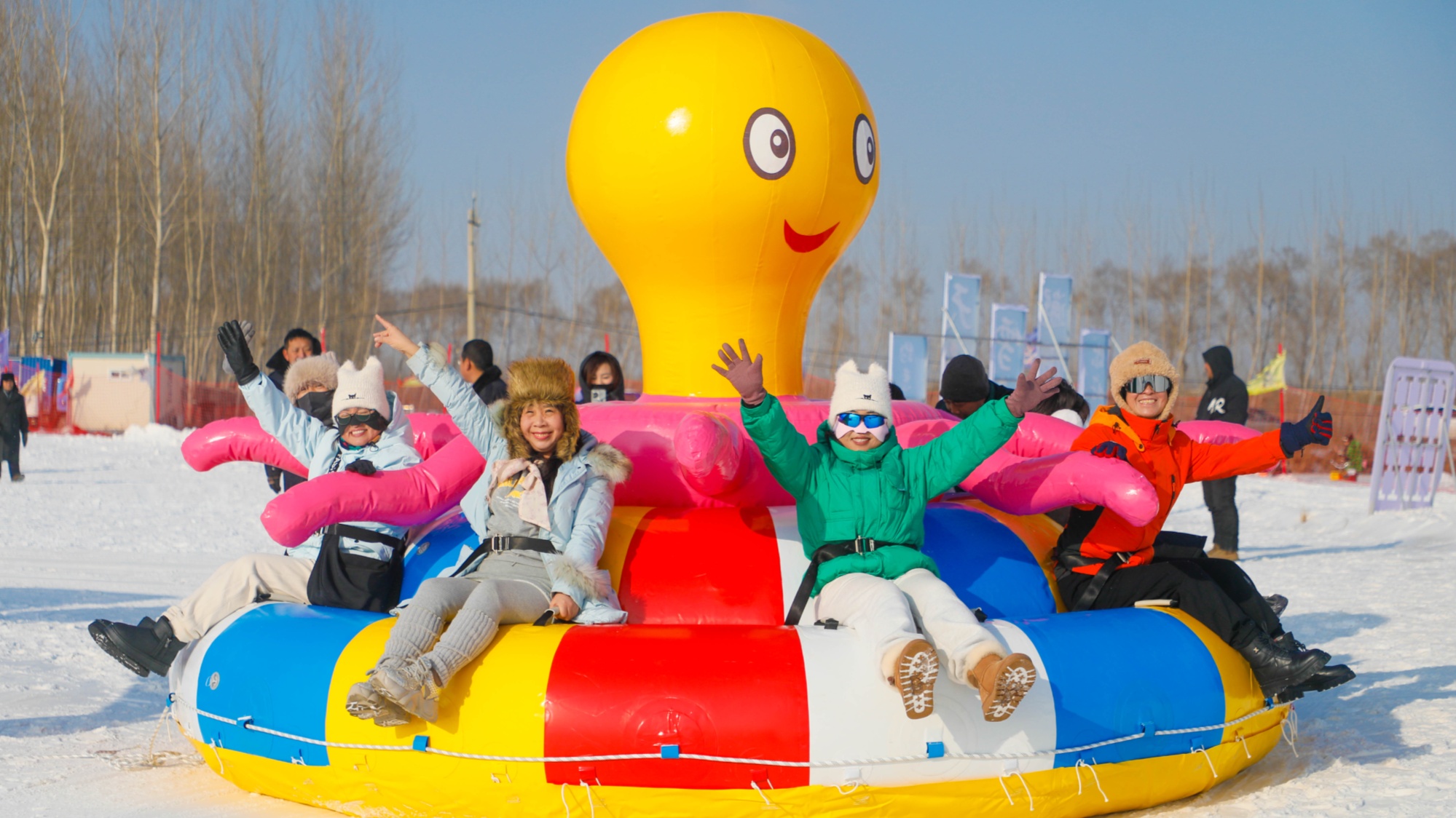 世界杯-足球赛事比分体育网沈阳辽中区：冰雪乐园启幕 雪地足球点燃乡村振兴冬日激情