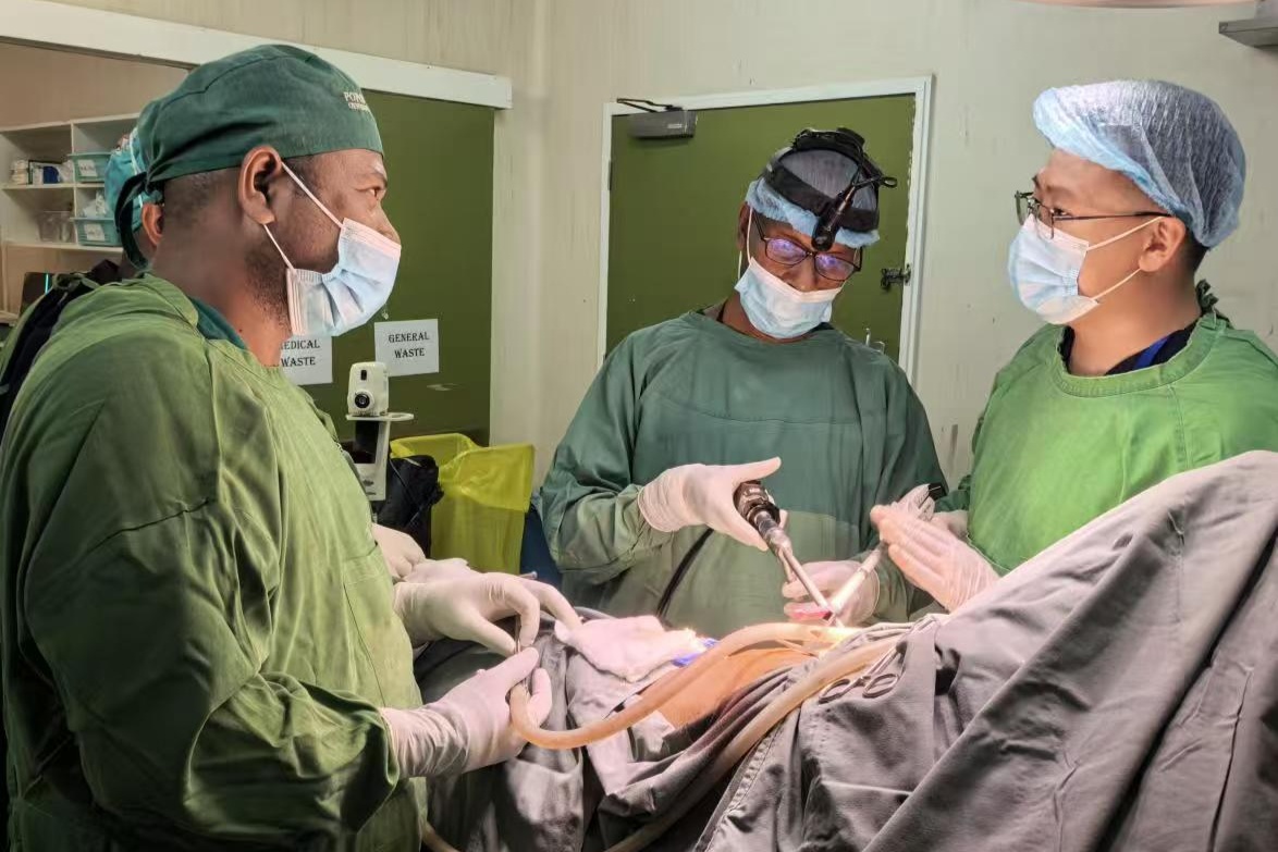 中国医疗队在巴新实施急诊单孔胸腔镜肺段切除术