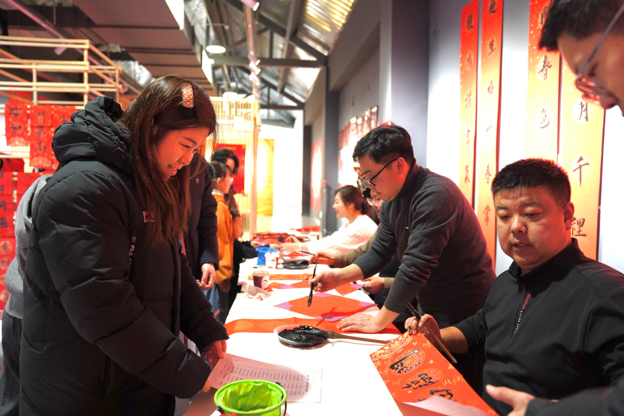 2026大市场看中国年丨墨香剪纸融民俗 龙腾马跃闹新春